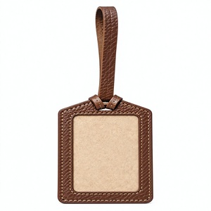 Étiquette à bagages en cuir véritable marron de Beena avec fenêtre pour carte nominative - Cadeau de luxe pour valise et bagages de voyage - Product Image 1