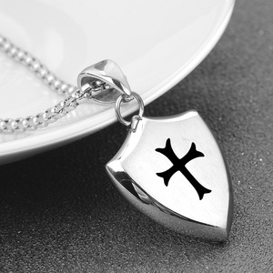 Collier pendentif bouclier en acier inoxydable, croix gravée au laser, bijoux unisexe tendance, design géométrique 45MM - Product Image 4