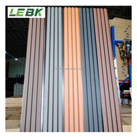 Revêtement extérieur composite en teck rainuré de conception luxueuse avec couche de protection solaire co-extrudée, panneau mural WPC pour mur et plafond