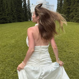 Стильное Белое Атласное Платье-макси с вырезом на шее и открытой спиной, с высоким разрезом - Product Image 5