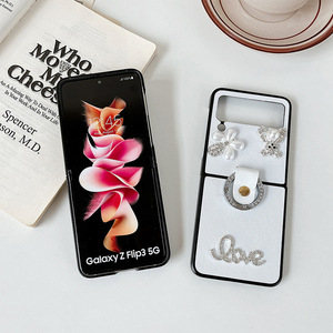 Coque de Téléphone Pliable Élégante en PC avec Boucle Strass Fleur Camélia Petit Ours pour Samsung Z Flip 5G/4G/6G - Product Image 2