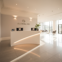 Bureau de réception moderne personnalisé en Corian avec éclairage LED, rond, semi-circulaire, droit, pour hôpital, bureau, hôtel, usage commercial