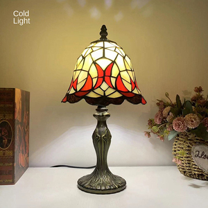 Pequeña lámpara <span class=keywords><strong>Tiffany</strong></span> Vidrieras Lámparas de mesa de estilo único Luces de escritorio de acento de lujo alto