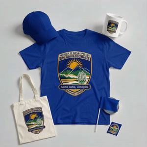 Set T-Shirt Uomo Personalizzabile 100% Poliestere Lavorato a Maglia Asciugatura Rapida a Basso Prezzo con Cappello, Tazza, Borsa e Spilla Alma Dimagiba - Product Image 1