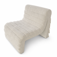 Fauteuil lounge sophistiqué en bouclette blanche avec dossier à franges en cascade, mobilier design sculptural pour suite de luxe