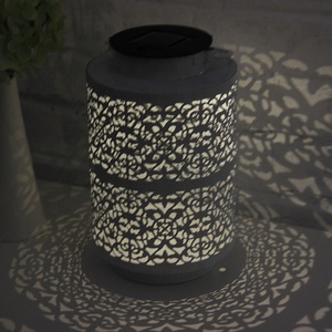 Outdoor motivo bianco appeso LED impermeabile ad energia solare lanterna in metallo per il giardino - Product Image 3