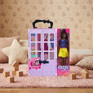Muñeca de Moda con Estuche de Transporte y Accesorios, Set de Guardarropa Rosa para Niñas de 8 a 13 Años - Product Image 1