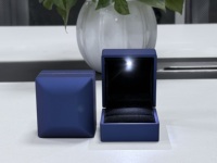Boîte à bagues LED bleue en gros, boîte à bijoux LED bleu foncé avec logo personnalisé pour l'emballage de diamants