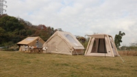 Tente de camping gonflable légère de 12 mètres carrés à double porte et double grand puits de lumière