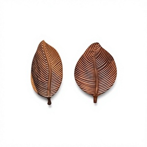 Plateau décoratif artisanal en bois en forme de feuille - Écologique, compatible lave-vaisselle et micro-ondes, idéal pour les noix et les collations - Product Image 6