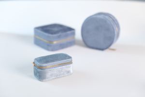 Boîte à bijoux de luxe en velours et carton avec fermeture éclair, personnalisable avec logo, rose, mini, pour voyage, rangement de bagues, colliers et bracelets - Product Image 4