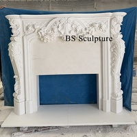Cheminée en marbre blanc de style rococo français, sculptée à la main avec des motifs de roses, pour la décoration de villas et de maisons.