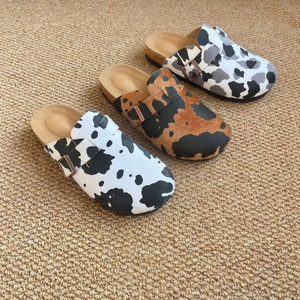 Mules personnalisées unisexes en daim véritable de haute qualité, pantoufles de luxe en cuir de créateur, sabots à enfiler pour femmes en crin de cheval et liège - Product Image 1