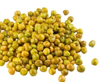 Collation de pois verts séchés aromatisés à l'ail Nombreux pois verts aromatisés en vente dans un emballage en vrac