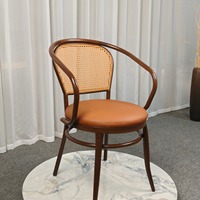 Fauteuil de salle à manger de style mid-century avec dossier en rotin tressé courbé et assise ronde rembourrée