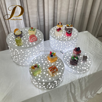 Vente d'usine JINDA : Ensemble de supports à dessert triangulaires en métal blanc pour la restauration, les douches nuptiales, les banquets et les présentoirs alimentaires