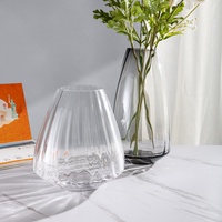 Vase en verre cristal de luxe moderne et simple Ornement de table incurvé côtelé créatif Fleurs accessibles hydroponiques Accessoire décoratif