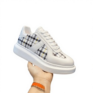 Baskets basses unisexes en daim à plateforme épaisse et lacets Mc. Chaussures décontractées pour le style urbain et les trajets quotidiens – Le choix de la reine de la ville - Product Image 3