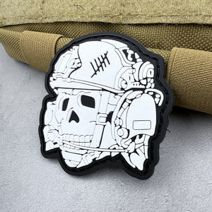 Insignia de Calavera Táctica 3D de Goma y Metal de Lujo, Magnética y Cosible, Ecológica, con Pedrería, 10cm, para Cascos y Gorras - Product Image 3