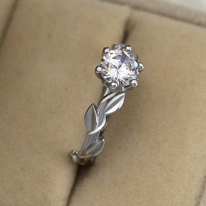 Anello con Cristallo a Foglia d'Ulivo per Donne, Accessorio Elegante Ispirato alla Natura per Uso Quotidiano - Product Image 3