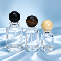 Flacon de parfum carré artisanal de luxe en verre 30ml 50ml 100ml avec couvercle en marbre et base en relief, design unique