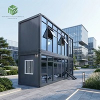 Maison conteneur à double étage avec mur-rideau en verre, bâtiment modulaire moderne en acier avec fenêtres panoramiques