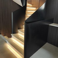 Escalier en acier mat courbé sur mesure avec rampe en fer forgé, escalier moderne sûr et durable, décoratif pour les halls d'exposition