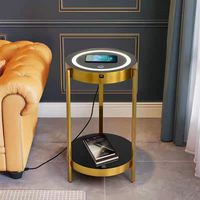 Nordisches Modernes Sofa mit Seitlichen Metallstreifen Couchtisch Stehlampe Wohnzimmer Kabellose Ladestation