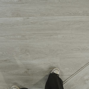 Suelo <span class=keywords><strong>de</strong></span> vinilo <span class=keywords><strong>de</strong></span> lujo <span class=keywords><strong>de</strong></span> diseño moderno impermeable clic SPC fácil mantenimiento antideslizante modelo PVC Material gran relación calidad-precio - Product Image 1