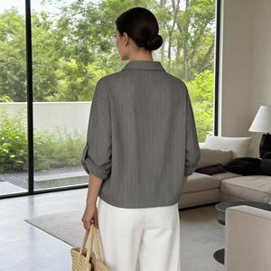 Camicia da donna a righe, vestibilità ampia, morbida, leggera, casual, con colletto alla coreana, maniche a 3/4, con bottoni - Product Image 4