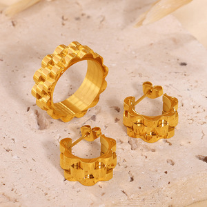 Conjunto de joyería para mujer: pulsera de reloj tipo brazalete abierto, chapado en oro de 18k, acero inoxidable que no se deslustra, anillo tejido y aretes. - Product Image 3