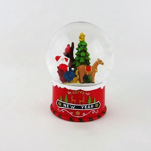 Globe de neige de Noël personnalisé en résine peinte à la main avec figurine de Père Noël pour cadeaux - Product Image 6