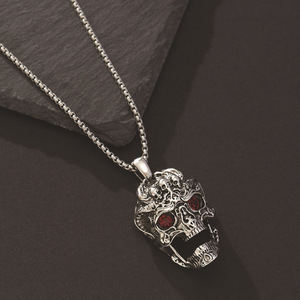 Collar con colgante de calavera de acero inoxidable con piedra preciosa de ojo rojo y cadena de aleación para hombre, estilo hip hop, color plata antigua. - Product Image 3