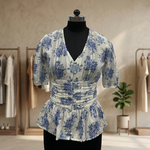 Robe décontractée à imprimé floral, col en V, manches bouffantes, ourlet plissé et détails boutonnés, coupe ajustée et évasée, mini-robe d'été - Product Image 2