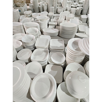 Vaisselle en porcelaine blanche en gros d'usine : assiettes et bols en céramique pour restaurants, vendus à la tonne
