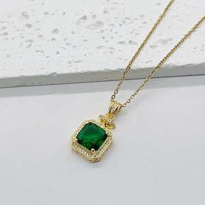 Collier de pierres précieuses plaqué or 18 carats de haute qualité Bijoux Collier pendentif géométrique en zircon pour femmes - Product Image 3