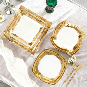 طقم أدوات مائدة فاخر صديق للبيئة بتصميم زهور مربع الشكل من البورسلين مع حواف ذهبية وألوان مخصصة للأعراس - Product Image 2
