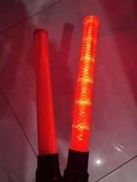 Bâton de signalisation de sécurité routière rechargeable avec LED rouge haute luminosité clignotante