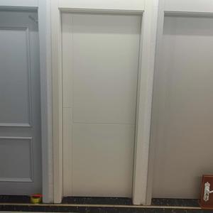 Porte intérieure en <span class=keywords><strong>bois</strong></span> composite massif, porte blanche unie avec <span class=keywords><strong>peinture</strong></span> PVC écologique insonorisante en cristal de carbone <span class=keywords><strong>pour</strong></span> hôtels et villas - Product Image 2