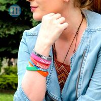 Bracelet en caoutchouc personnalisé avec logo imprimé, matériau souple OEM, durable, taille confortable pour les activités de plein air