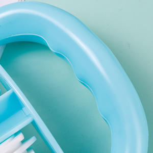 Masajeador manual de plástico con ruedas dobles y mango redondo para masaje de piernas, cintura, cadera y espalda. - Product Image 2