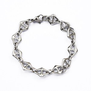 Bracelet à maillons géométriques en forme d'ancrage |   Bijoux en acier inoxydable plaqué or 18 carats PVD |   Imperméable, hypoallergénique et résistant au ternissement - Product Image 5