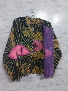 Giacca Invernale da <span class=keywords><strong>Donna</strong></span> in Cotone Eco-Friendly Reversibile con Ricami Kantha, Stampa Floreale e <span class=keywords><strong>Motivi</strong></span> Occhi Rosa, Maniche Lunghe - Product Image 4