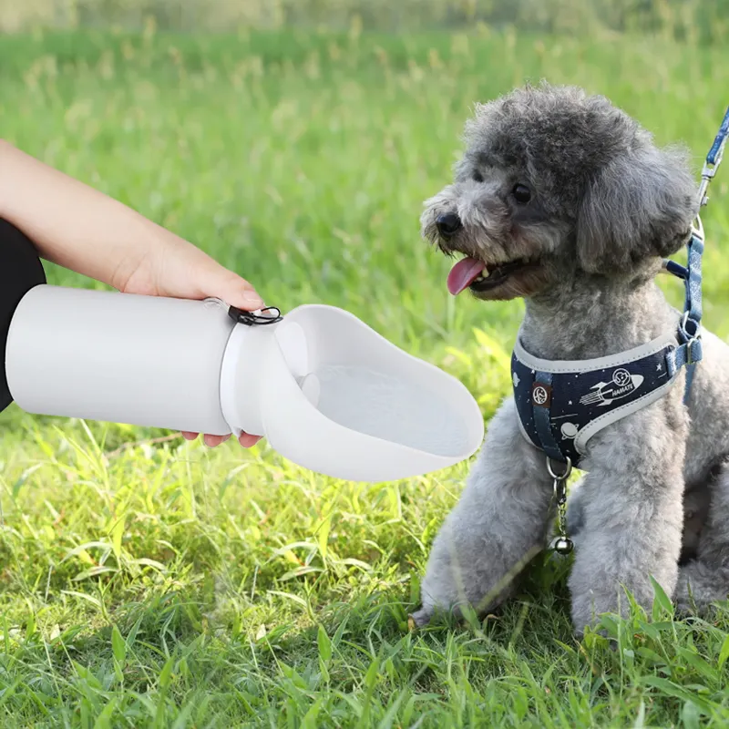 Produk populer produk baru 2024 Aksesori luar ruangan perjalanan berjalan minum silikon portabel botol air anjing peliharaan