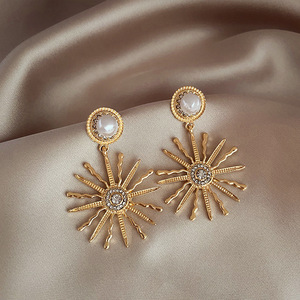 2023 Hot Style Trendy Retro Ohrringe Set Luxus Light Pearl Huggie Haupt sächlich aus Legierung schmuck - Product Image 6
