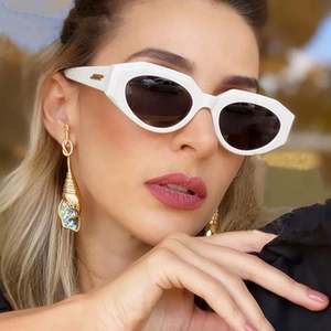 Gafas de Sol Vintage con Logotipo Personalizado de Última Moda, Gafas de Sol Cuadradas Pequeñas Irregulares con Protección UV400 para Mujer - Product Image 2