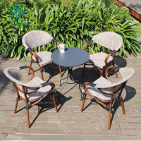 Meubles de jardin Ron Group pour restaurant extérieur, banquettes, table ronde en métal, chaise en bois confortable et imperméable pour café