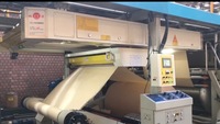 Machine automatique de raccordement de feuilles de carton ondulé pour la fabrication de carton