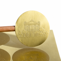 Autocollant personnalisé en PET brossé gaufré, motif emblème de bâtiment classique, scène architecturale, texture dorée, sceau rond imprimé