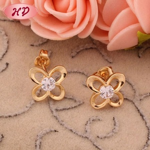 Boucles d'oreilles clous plaquées or, motif fleur creuse, zircon cubique, élégantes, pour femme, à porter au quotidien ou en soirée - Product Image 2
